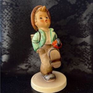 Hummel figurine “Globe Trotter Hinaus in die Feme”. No box